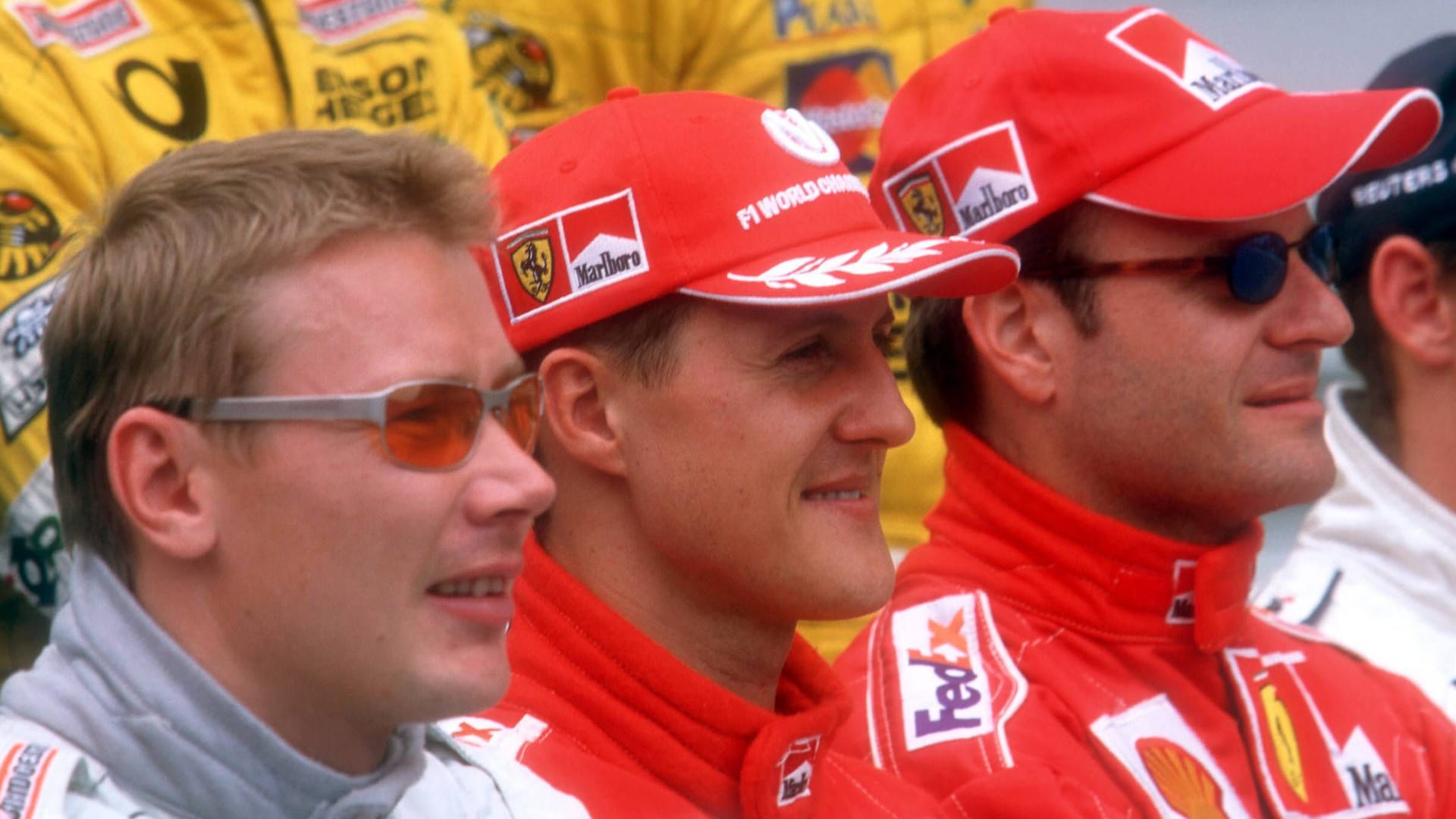 Mika Häkkinen (links), Michael Schumacher (Mitte) und Rubens Barrichello: McLaren und Ferrari lieferten schon damals Duelle um die Weltmeisterschaft.