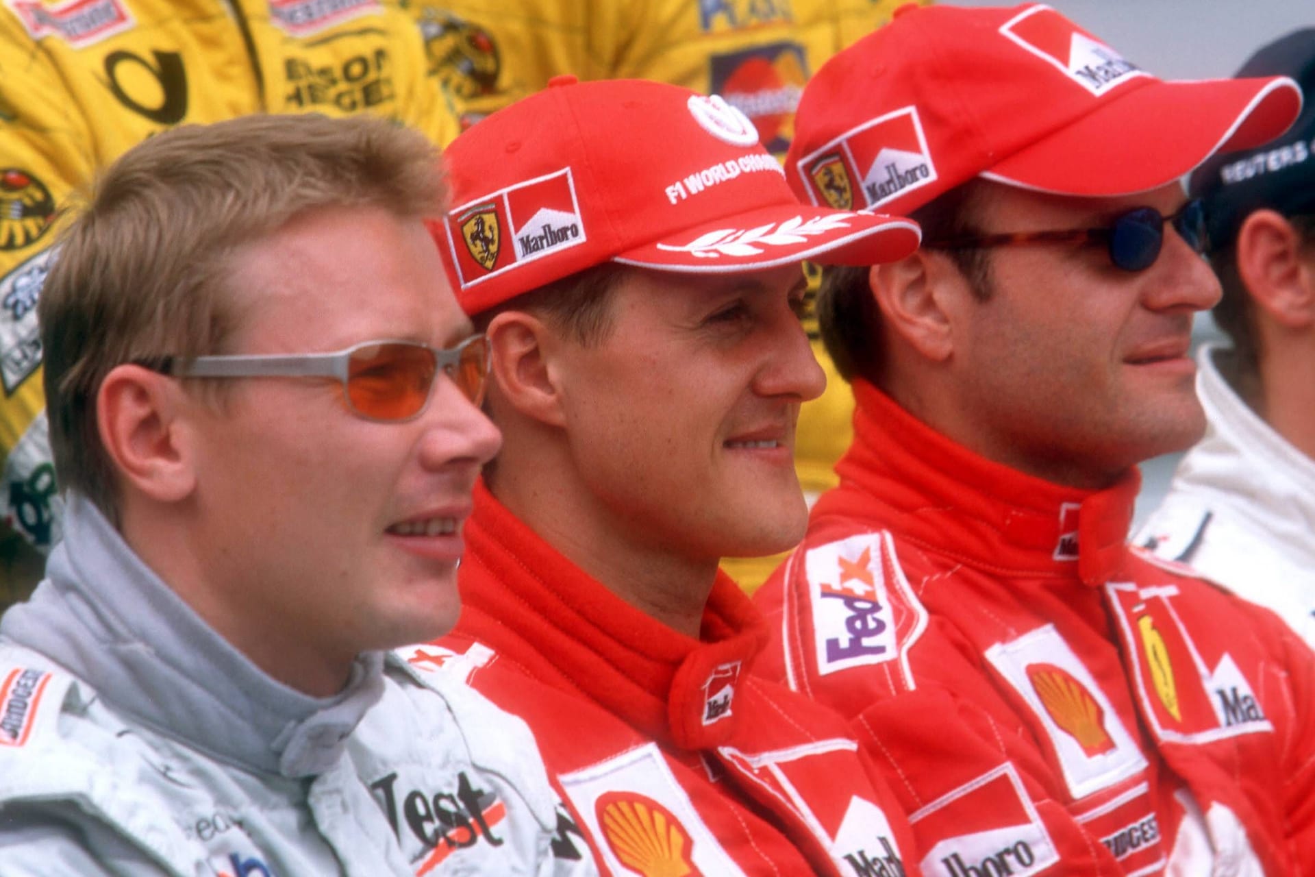 Mika Häkkinen (links), Michael Schumacher (Mitte) und Rubens Barrichello: McLaren und Ferrari lieferten schon damals Duelle um die Weltmeisterschaft.