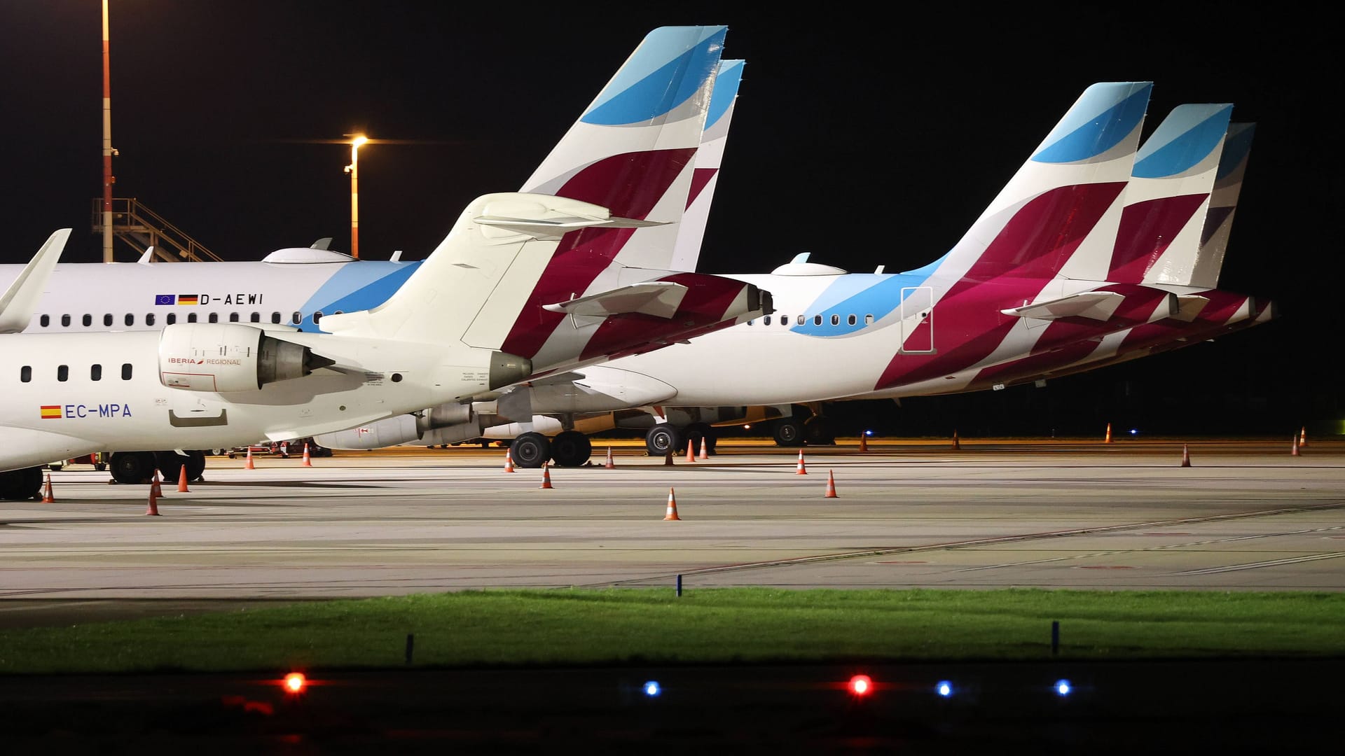 Mehrere Flugzeuge stehen abends am Flughafen Hamburg: Eine Initiative kämpft gegen den Lärm in den Nachtstunden.