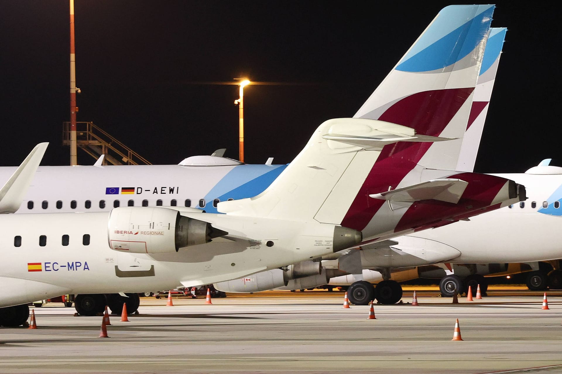 Mehrere Flugzeuge stehen abends am Flughafen Hamburg: Eine Initiative kämpft gegen den Lärm in den Nachtstunden.