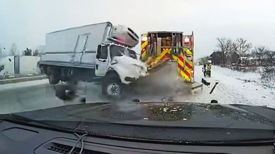 Ein Lkw fährt mit hoher Geschwindigkeit in ein Feuerwehrfahrzeug.