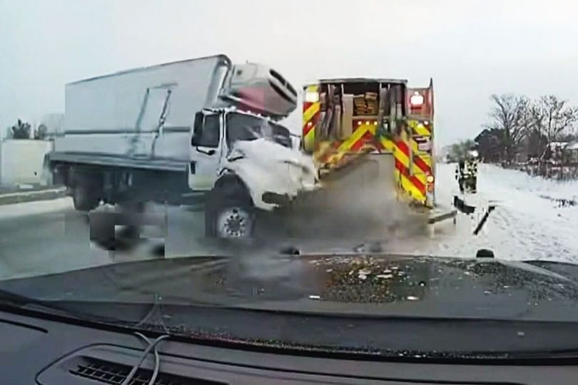 Ein Lkw fährt mit hoher Geschwindigkeit in ein Feuerwehrfahrzeug.