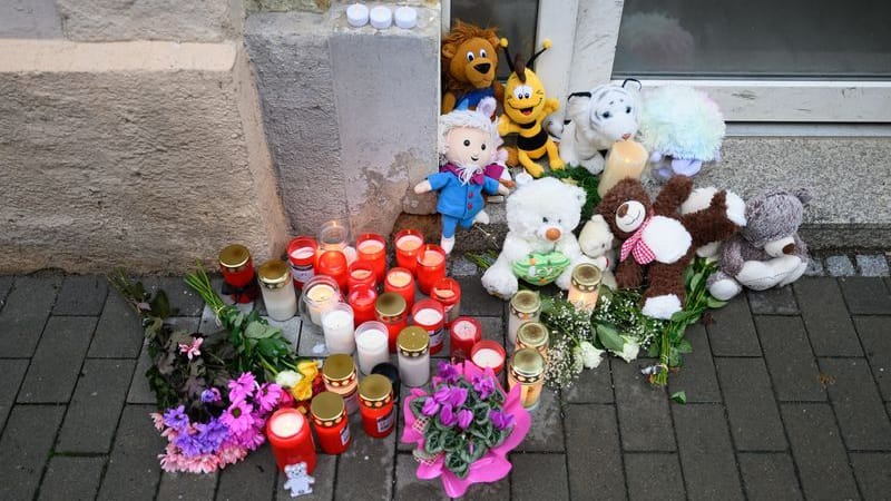 Blumen und Kuscheltiere vor der Haustür in Meißen-Cölln.