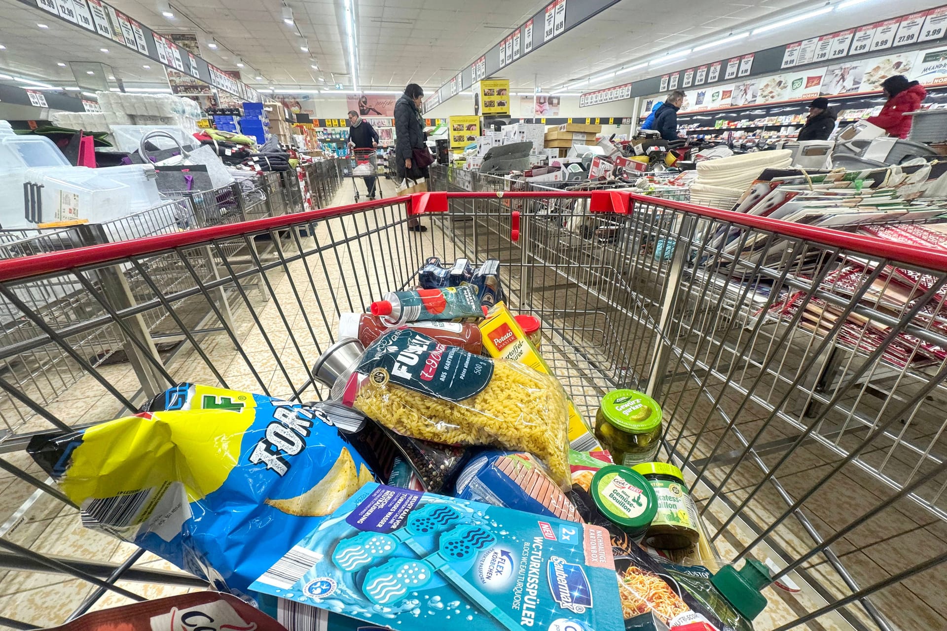 Blick in einen Einkaufswagen (Symbolbild): An Heiligabend und Weihnachten gelten in Hamburg für Supermärkte und Discounter gesonderte Öffnungszeiten.