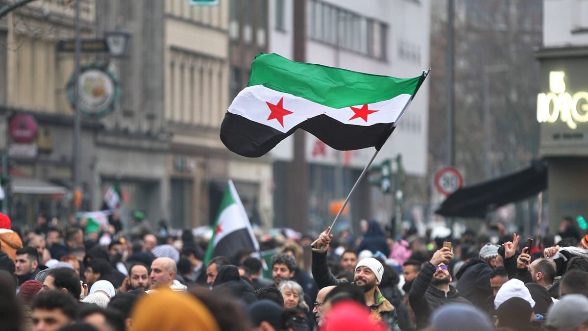 3.000 Menschen demonstrieren zum Jahrestag von Assads Sturz