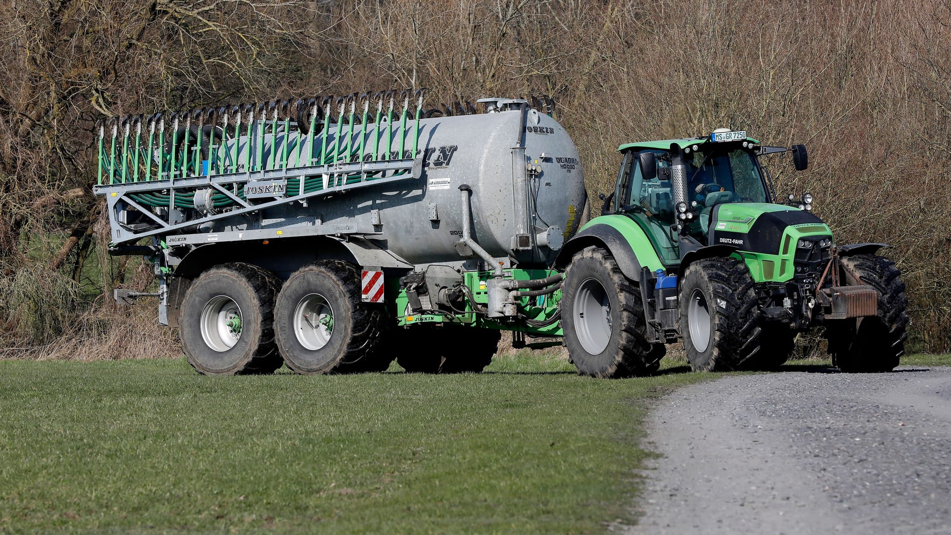 Traktor mit Gülleanhänger (Symbolbild): Der Dieb flüchtete sich in einen Silotank, der mit Gülle gefüllt war.