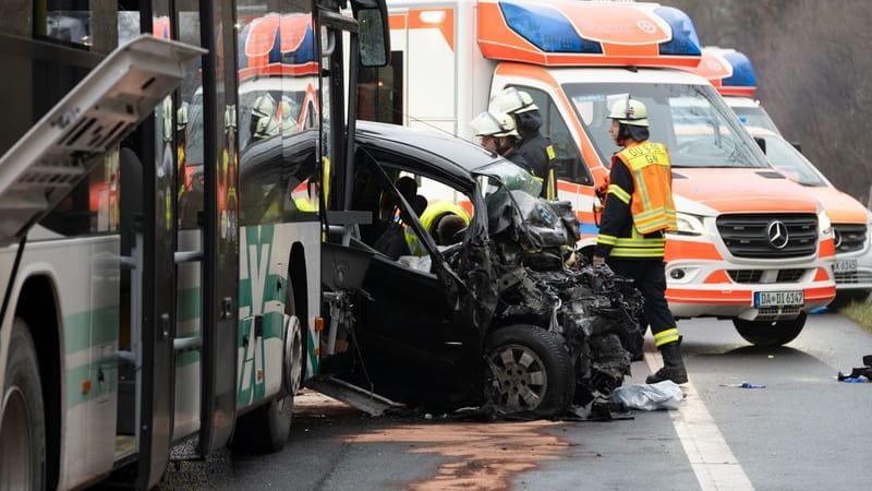 Die Unfallstelle: Der Autofahrer wurde im Wrack eingeklemmt und starb.