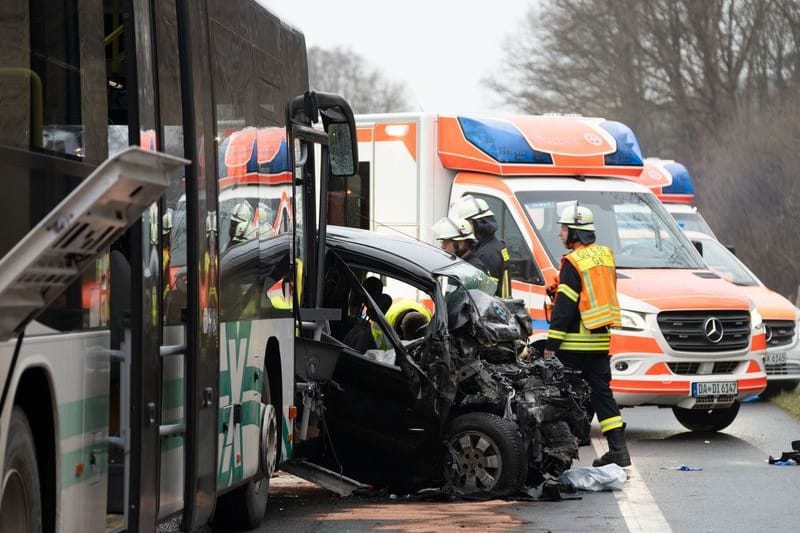 Die Unfallstelle: Der Autofahrer wurde im Wrack eingeklemmt und starb.