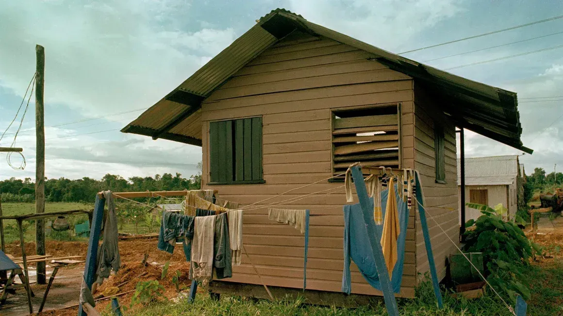 Die Wäsche hängt noch auf der Leine: Ein verlassenes Haus im "People's Temple" in Jonestown, Guyana im Jahr 1978.