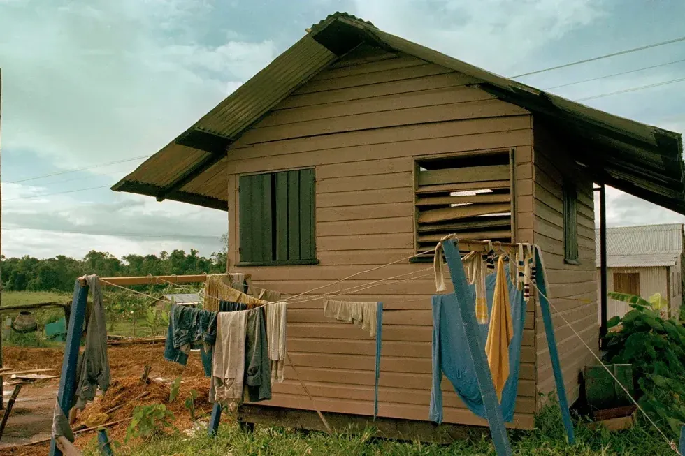 Die Wäsche hängt noch auf der Leine: Ein verlassenes Haus im "People's Temple" in Jonestown, Guyana im Jahr 1978.