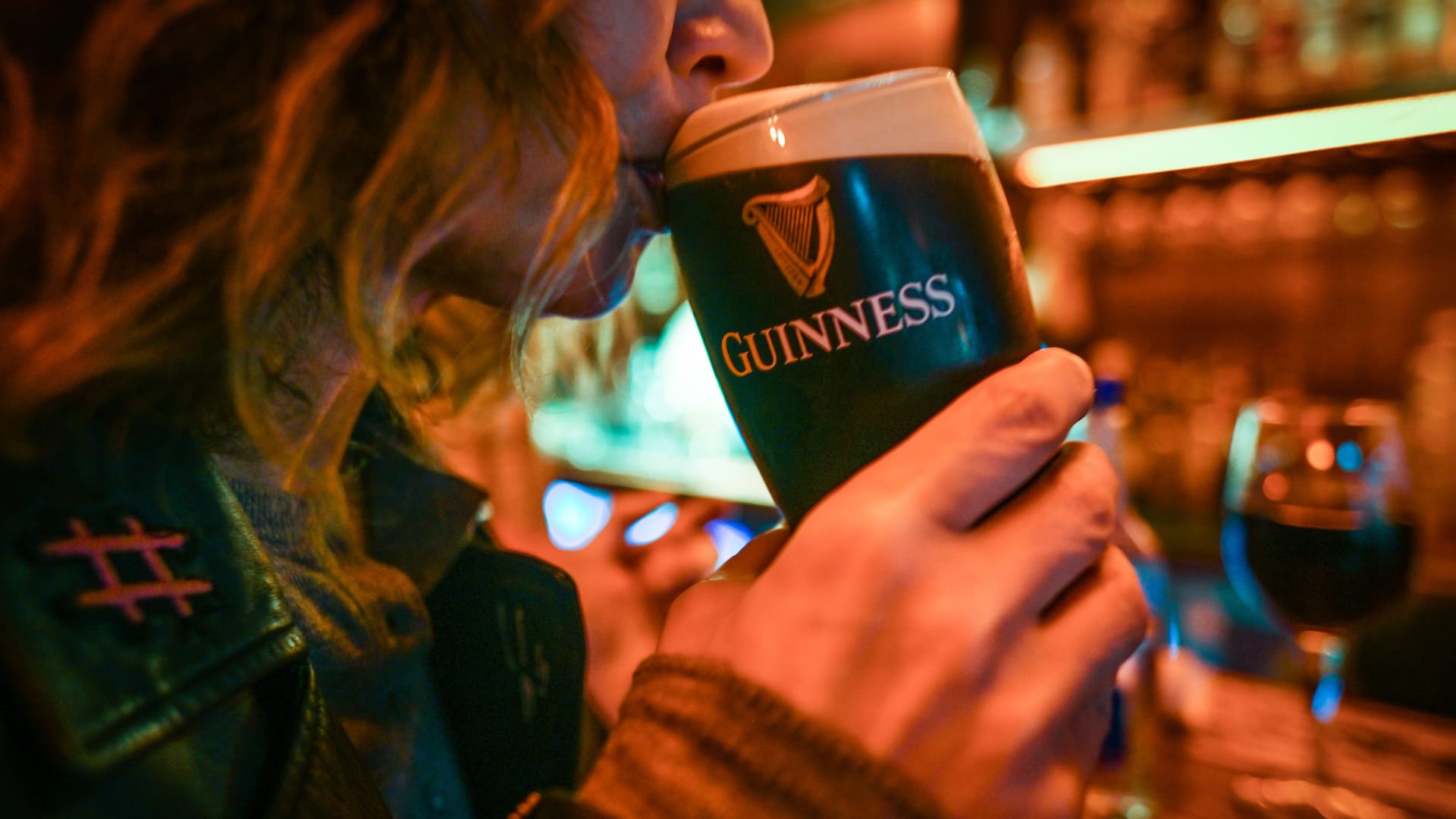 Eine junge Frau trinkt Guinness: Die Brauerei kann die große Nachfrage nicht bedienen.