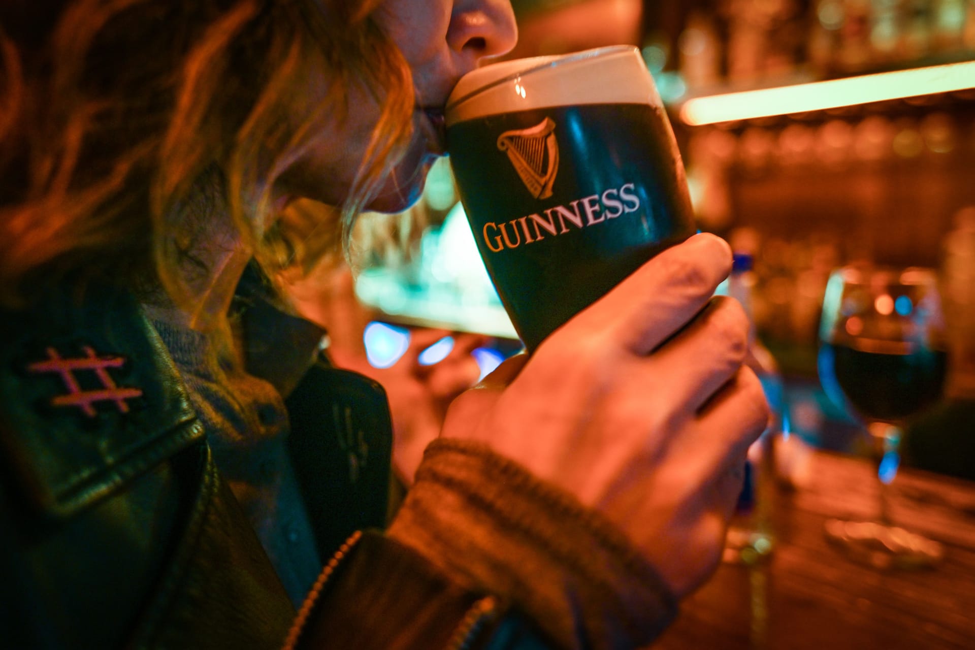 Eine junge Frau trinkt Guinness: Die Brauerei kann die große Nachfrage nicht bedienen.