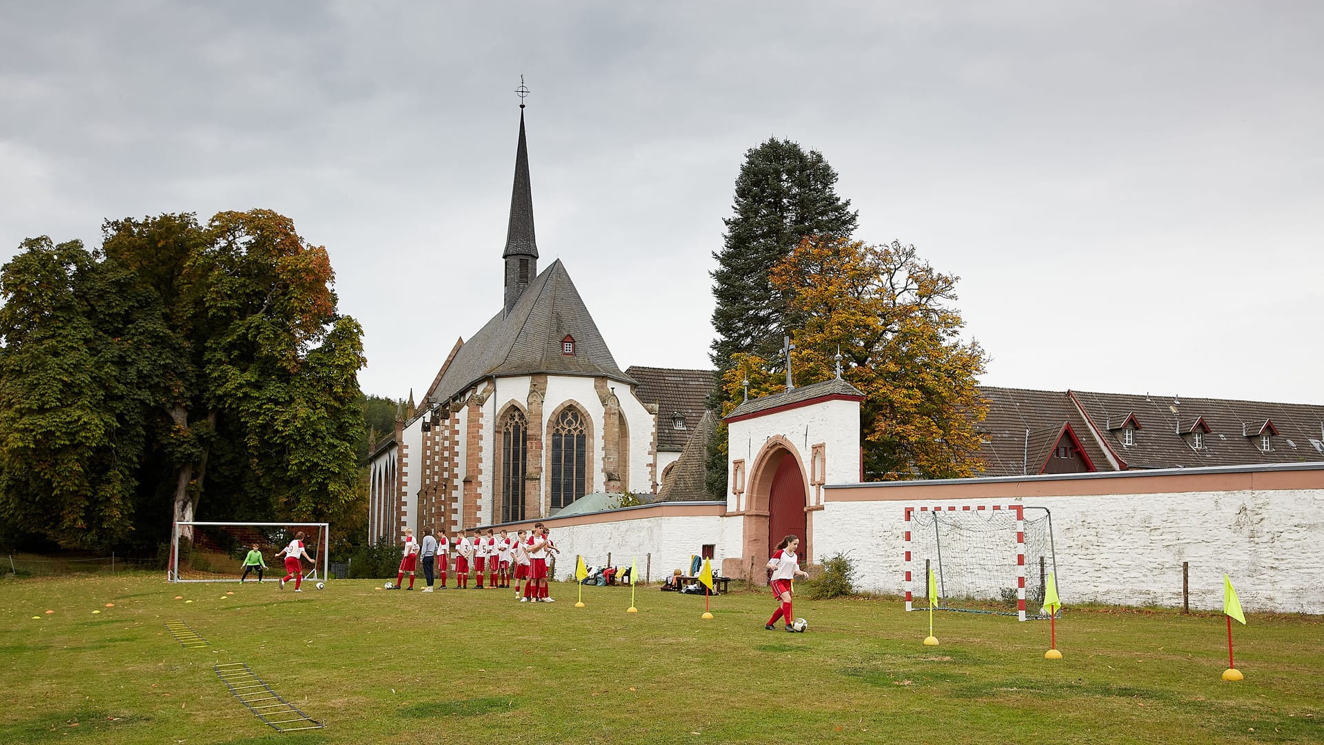 Szene aus dem "Tatort" von Sonntagabend: Requisiten von dem Dreh werden im Advent in der Eifel verkauft.