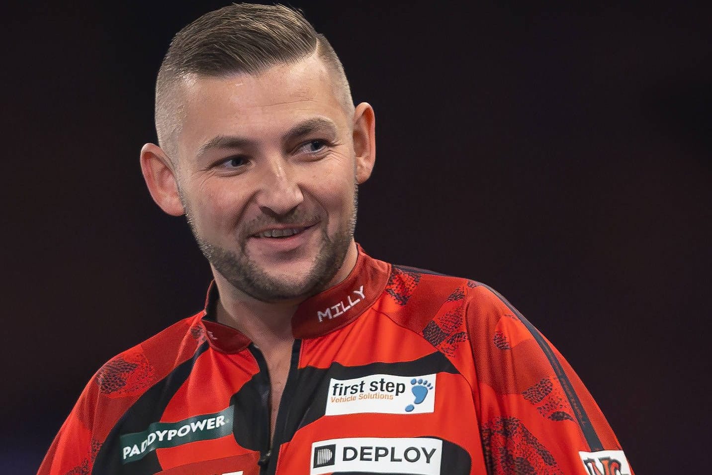 Nathan Aspinall: Der Darts-Profi hielt während seines Matches kurz inne, um einen kuriosen Moment zu beobachten.