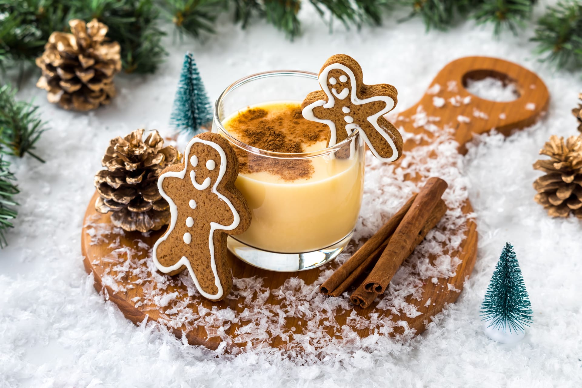 Ein mit Gingerbread-Mänchen dekorierter Eggnog: Er wird kalt serviert.