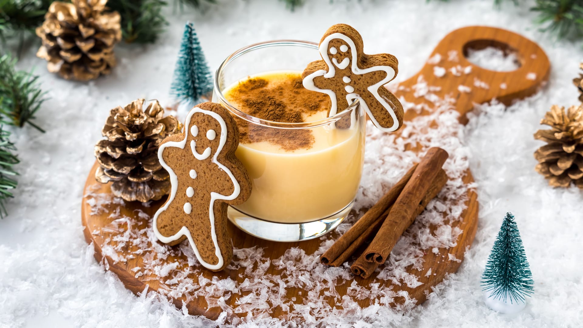 Ein mit Gingerbread-Mänchen dekorierter Eggnog: Er wird kalt serviert.