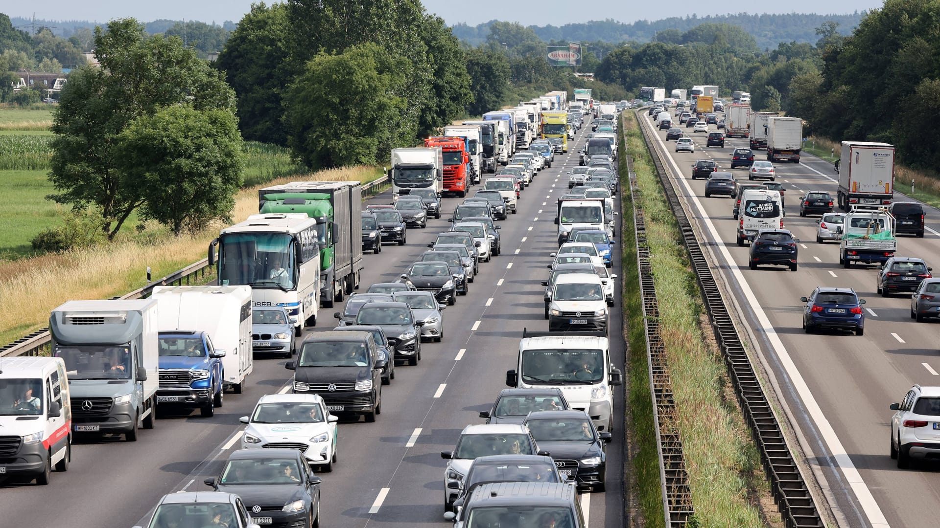 Stau auf der Autobahn (Symbolbild): Der ADAC warnt für Neujahr vor vollen Straßen rund um Hamburg.