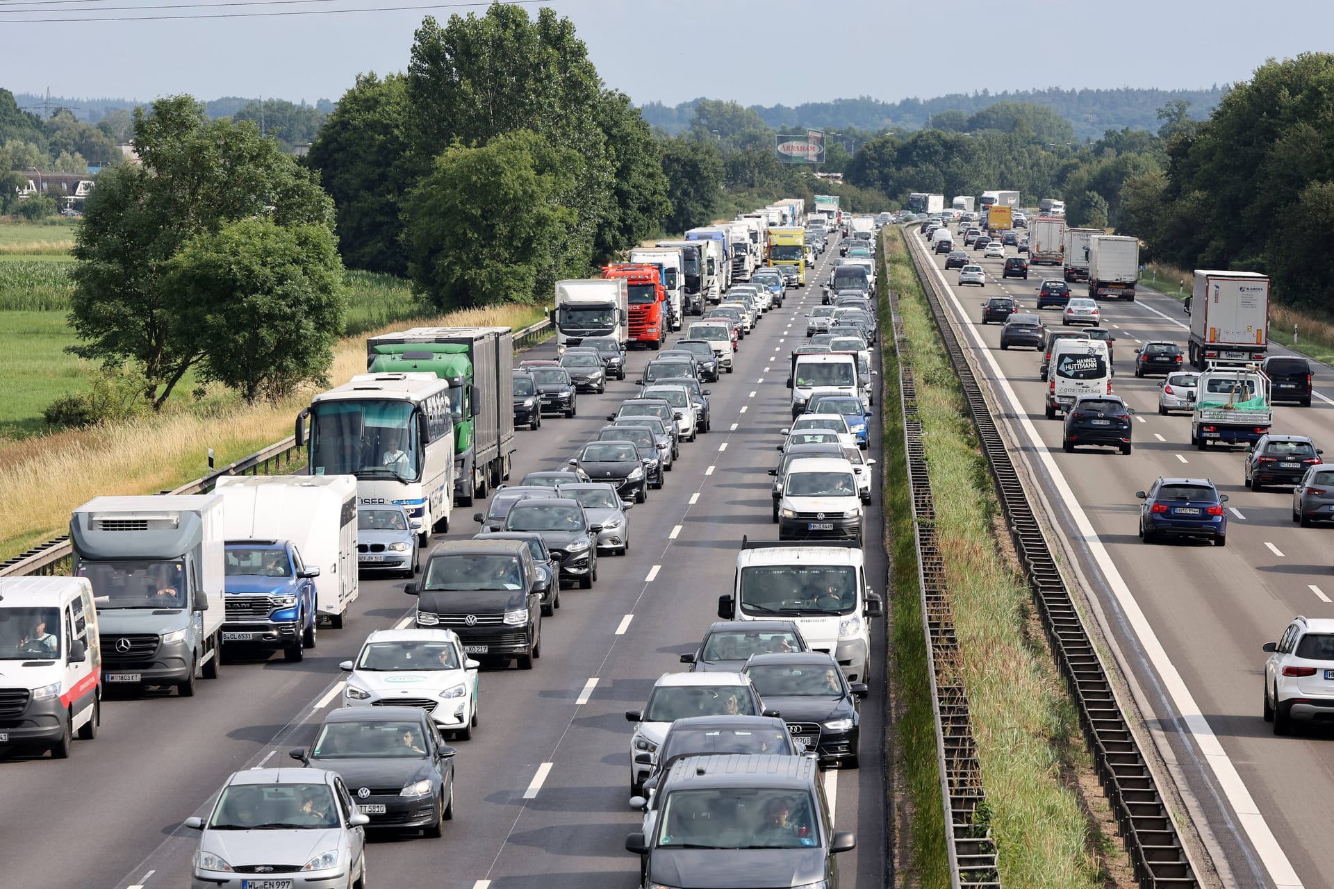 Stau auf der Autobahn (Symbolbild): Der ADAC warnt für Neujahr vor vollen Straßen rund um Hamburg.