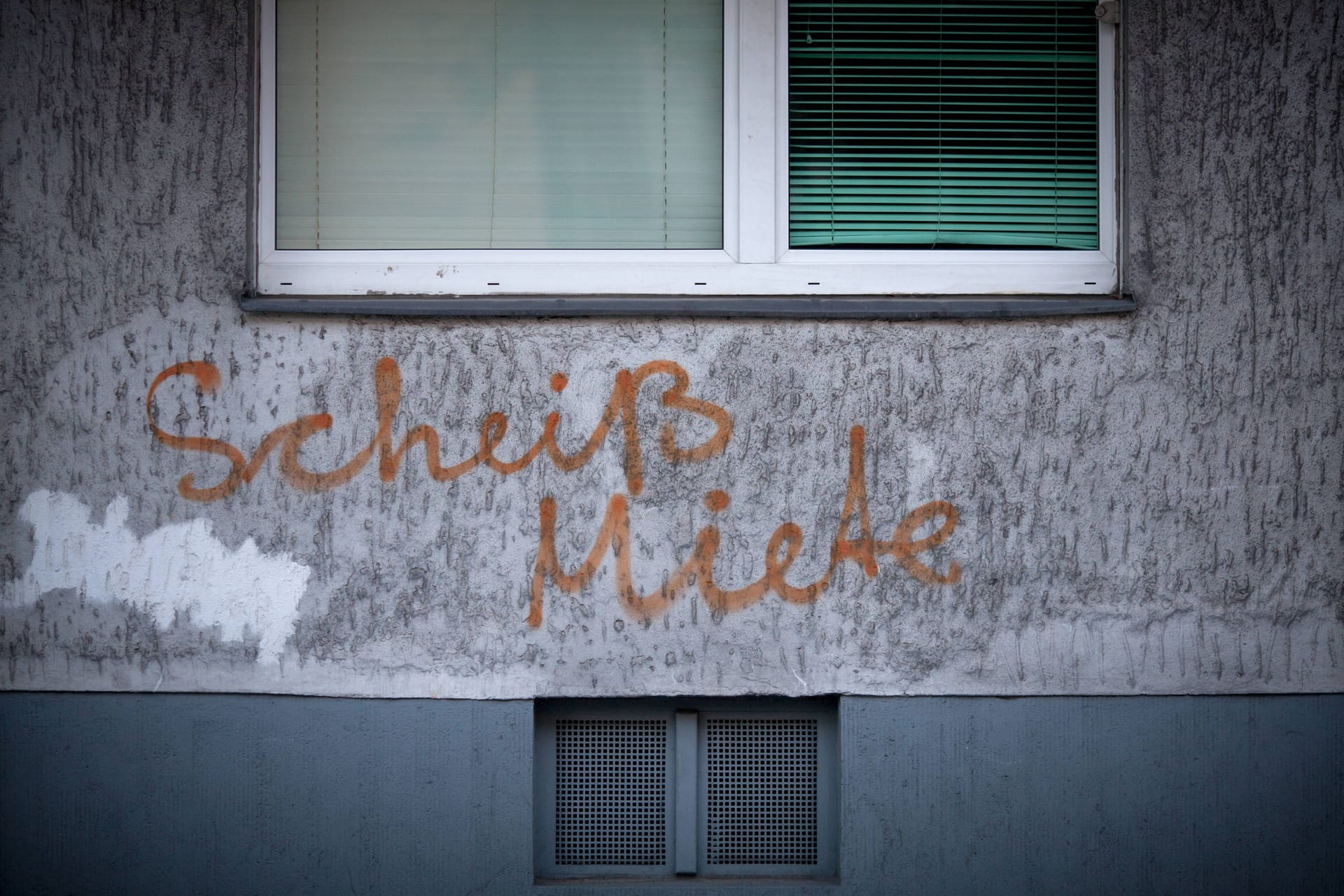 Graffiti mit der Aufschrift, Scheiß Miete: