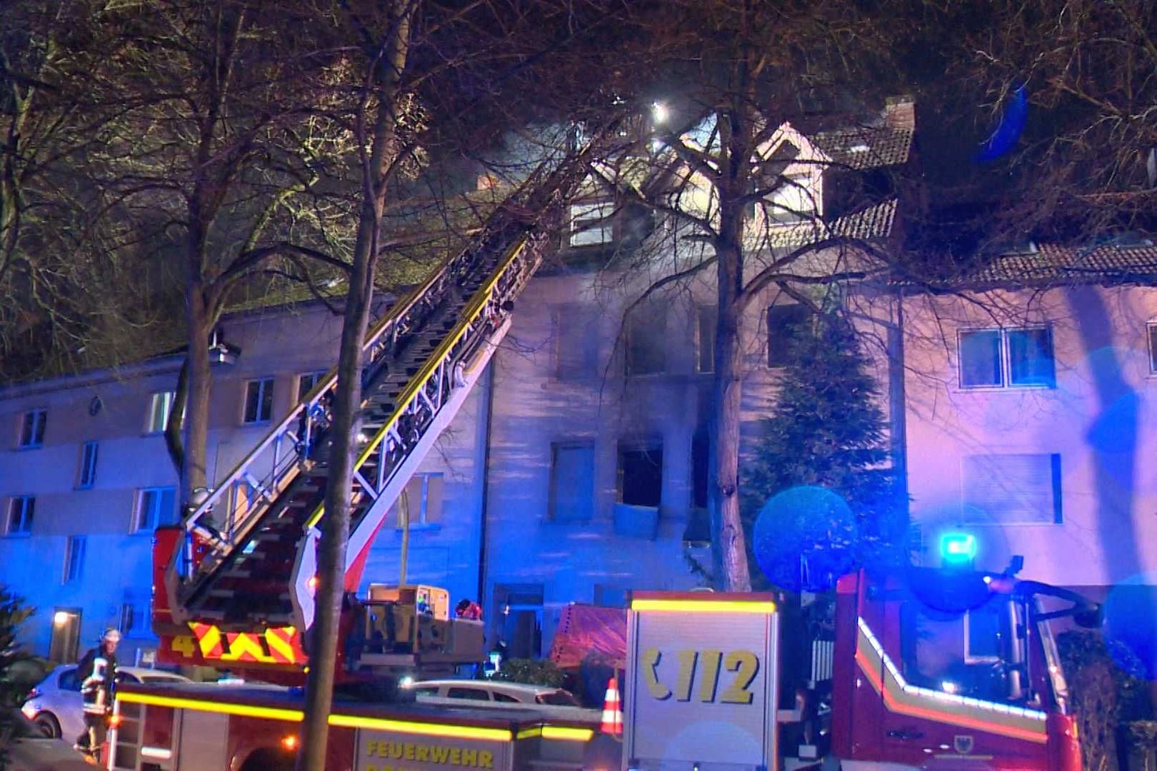 Dichter Rauch dringt aus den Fenstern: Die Feuerwehr ist mit einem Großaufgebot vor Ort.