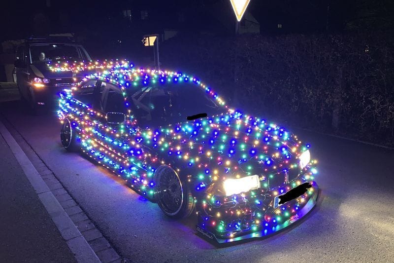 Bunte Weihnachtsbeleuchtung an einem BMW: Die Polizei stoppte das Fahrzeug.