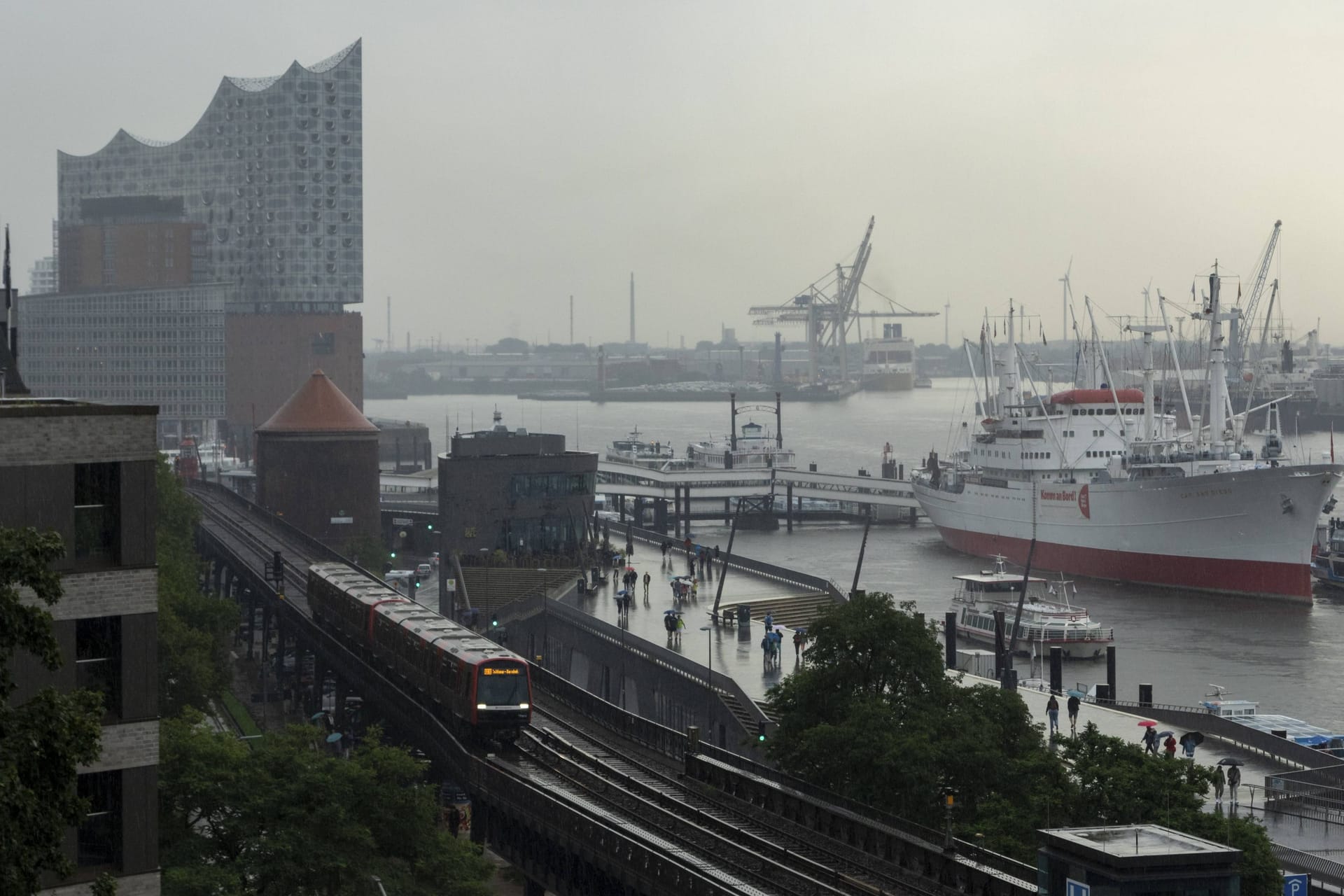 Ungemütliches Wetter in Hamburg (Symbolbild): Insbesondere an den Küstenregionen drohen heftige Sturmböen.