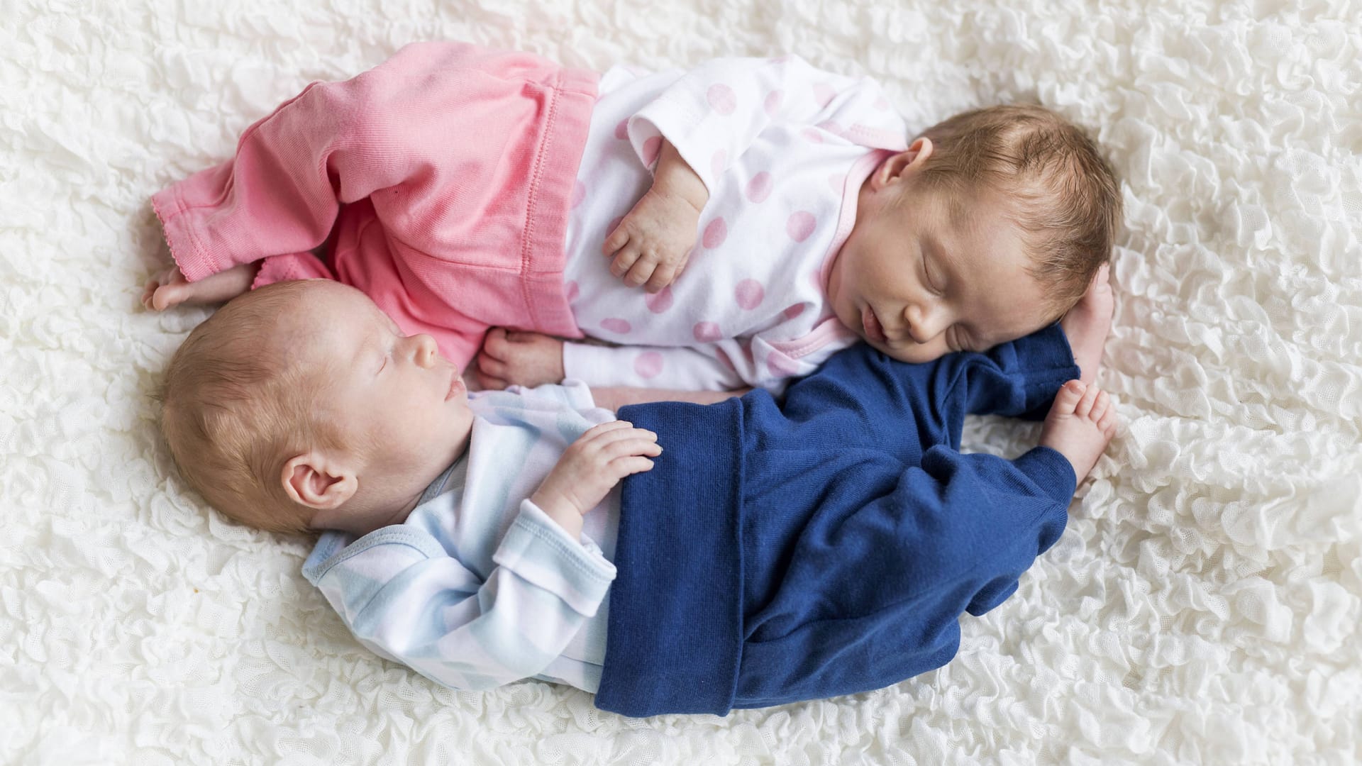 Zwei Neugeborene schlafen auf einem Teppich (Symbolbild): In Sachsen wählen Eltern besonders gern seltene Vornamen für ihre Babys.