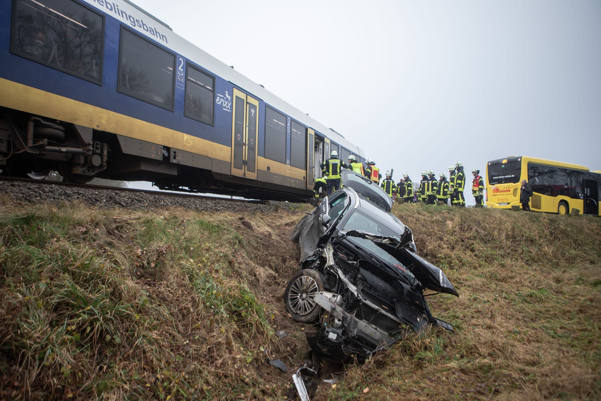 Kollision zwischen Regionalbahn und Auto: Mehrere Menschen wurden bei dem Unfall verletzt.