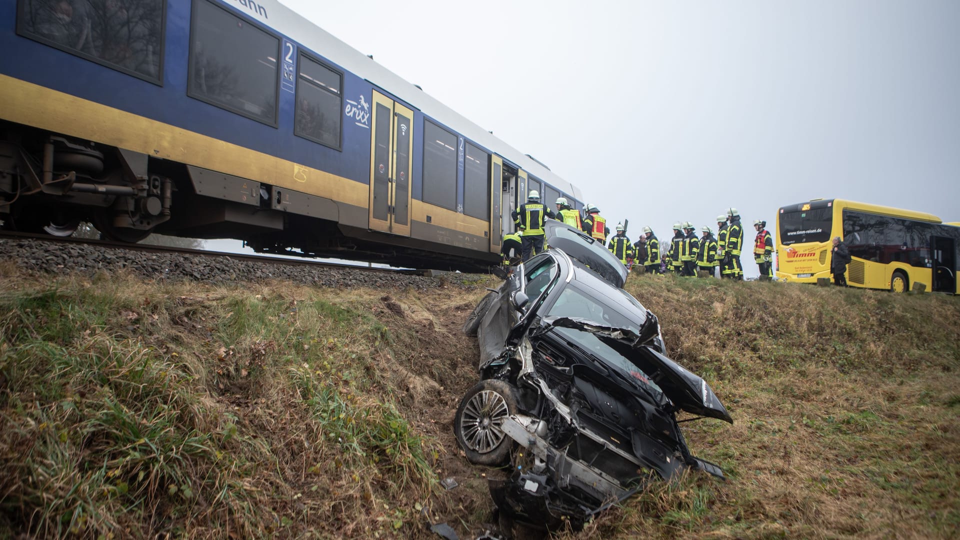 Kollision zwischen Regionalbahn und Auto: Mehrere Menschen wurden bei dem Unfall verletzt.