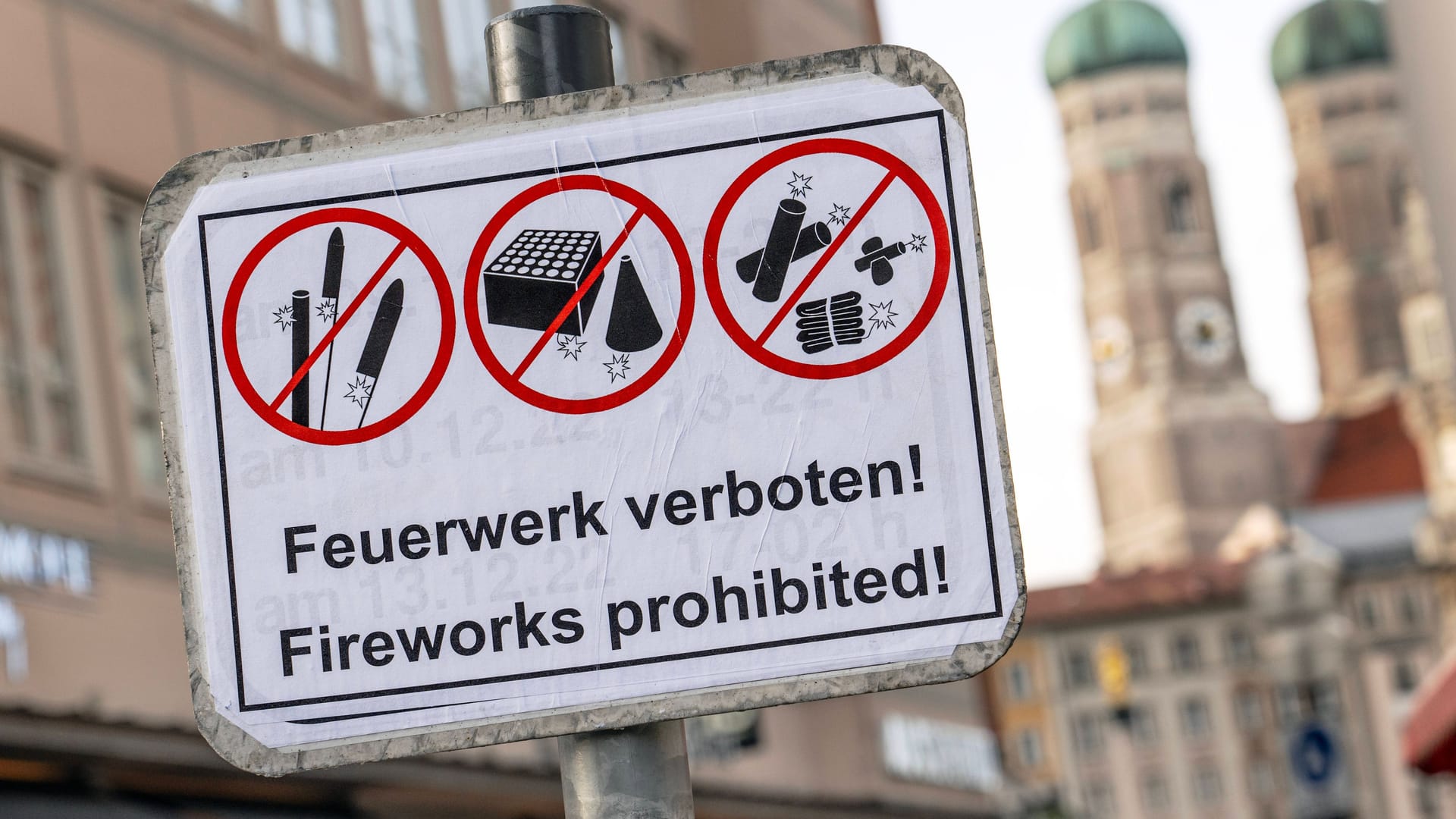 Ein Schild weist auf ein Böllerverbot zu Silvester am Marienplatz hin (Archivbild):