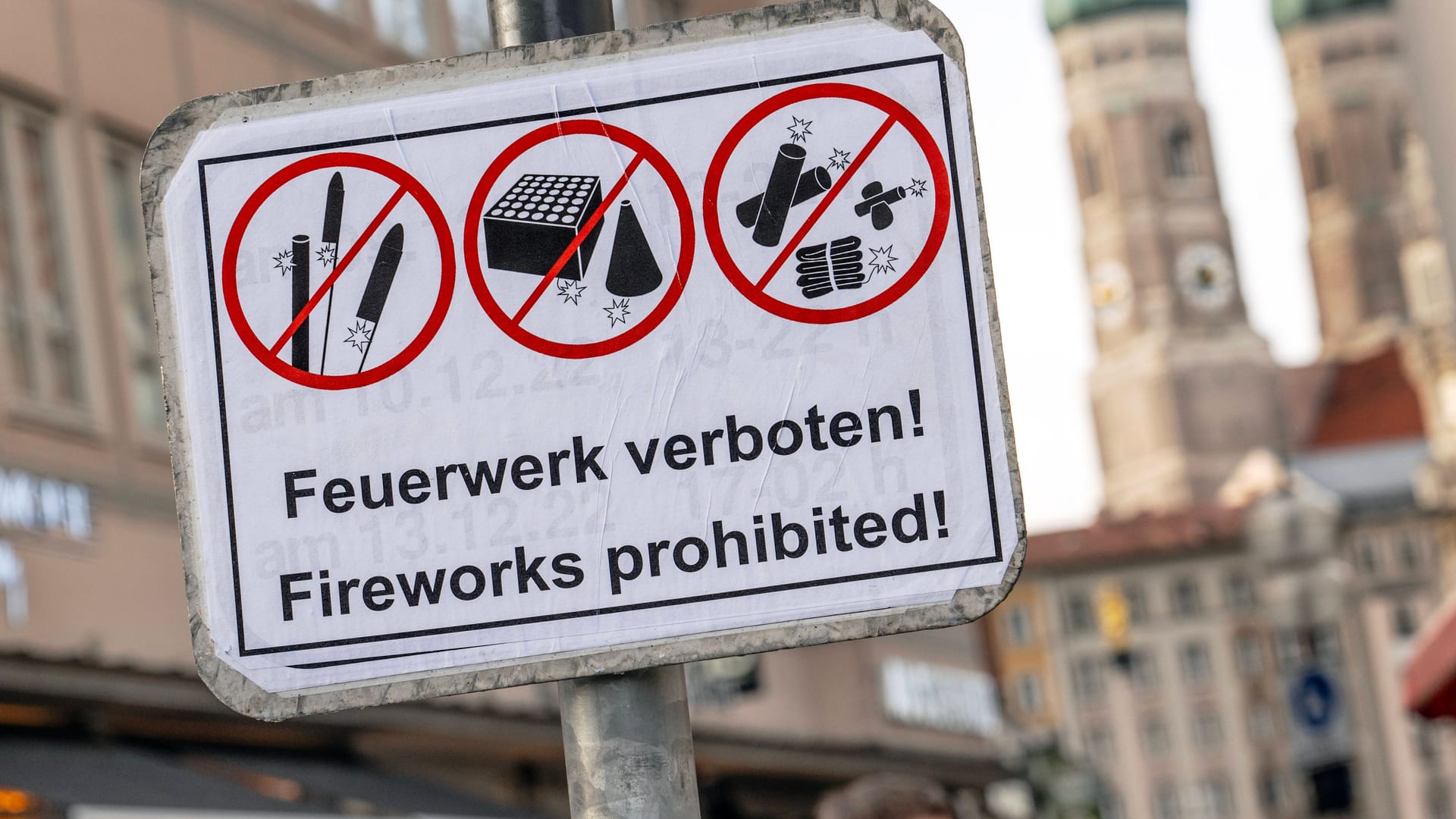 Ein Schild weist auf ein Böllerverbot zu Silvester am Marienplatz hin (Archivbild):