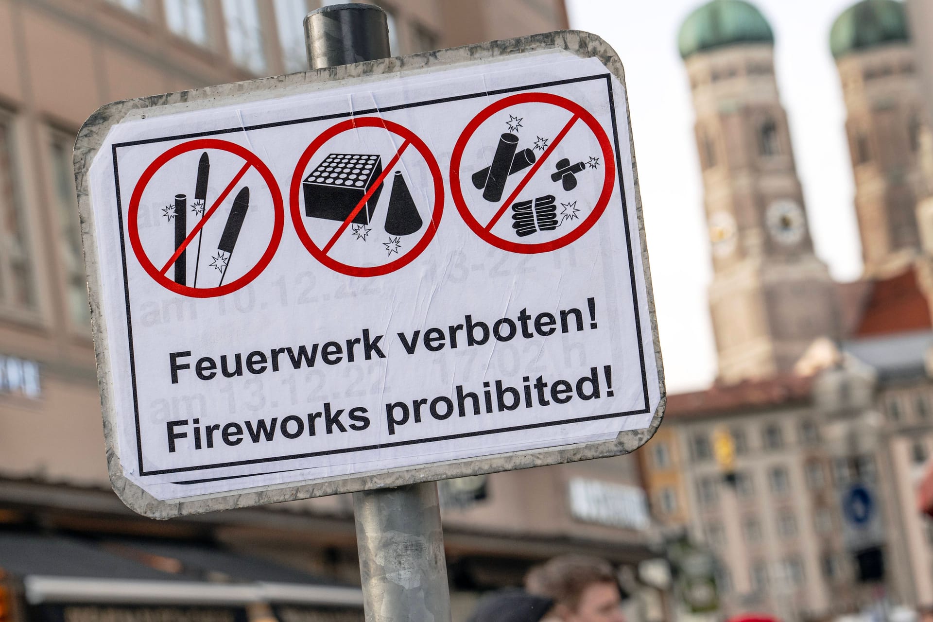 Ein Schild weist auf ein Böllerverbot zu Silvester am Marienplatz hin (Archivbild):