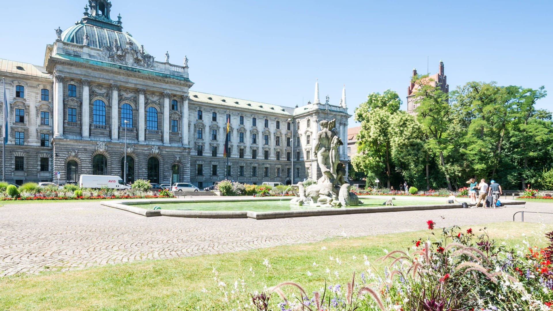 Der Alte Botanische Garten mit Blick auf den Justizpalast (Archivfoto): Die Grünanlage zählt zu den Brennpunkten Münchens.