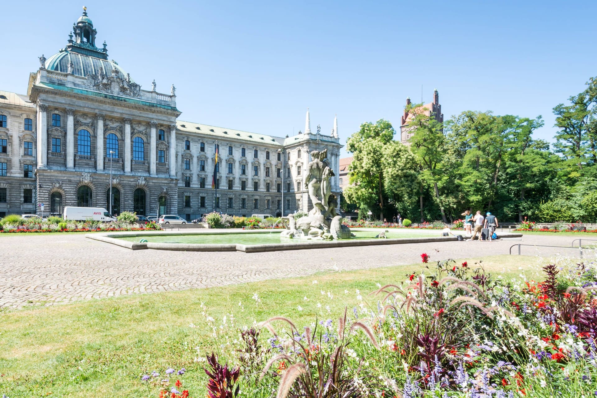 Der Alte Botanische Garten mit Blick auf den Justizpalast (Archivfoto): Die Grünanlage zählt zu den Brennpunkten Münchens.