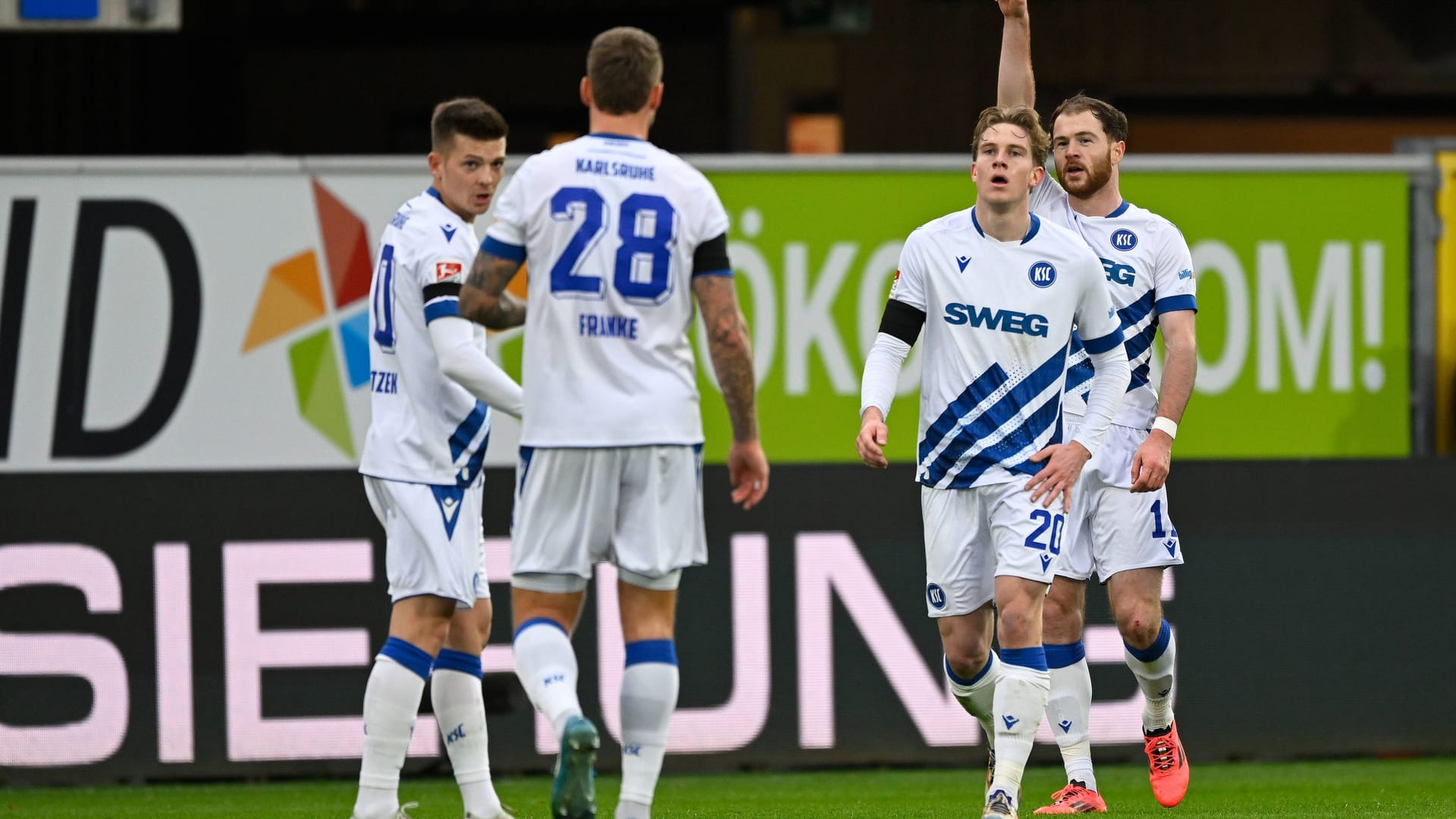 Erfolgreich in Paderborn: Die Spieler des Karlsruher SC.