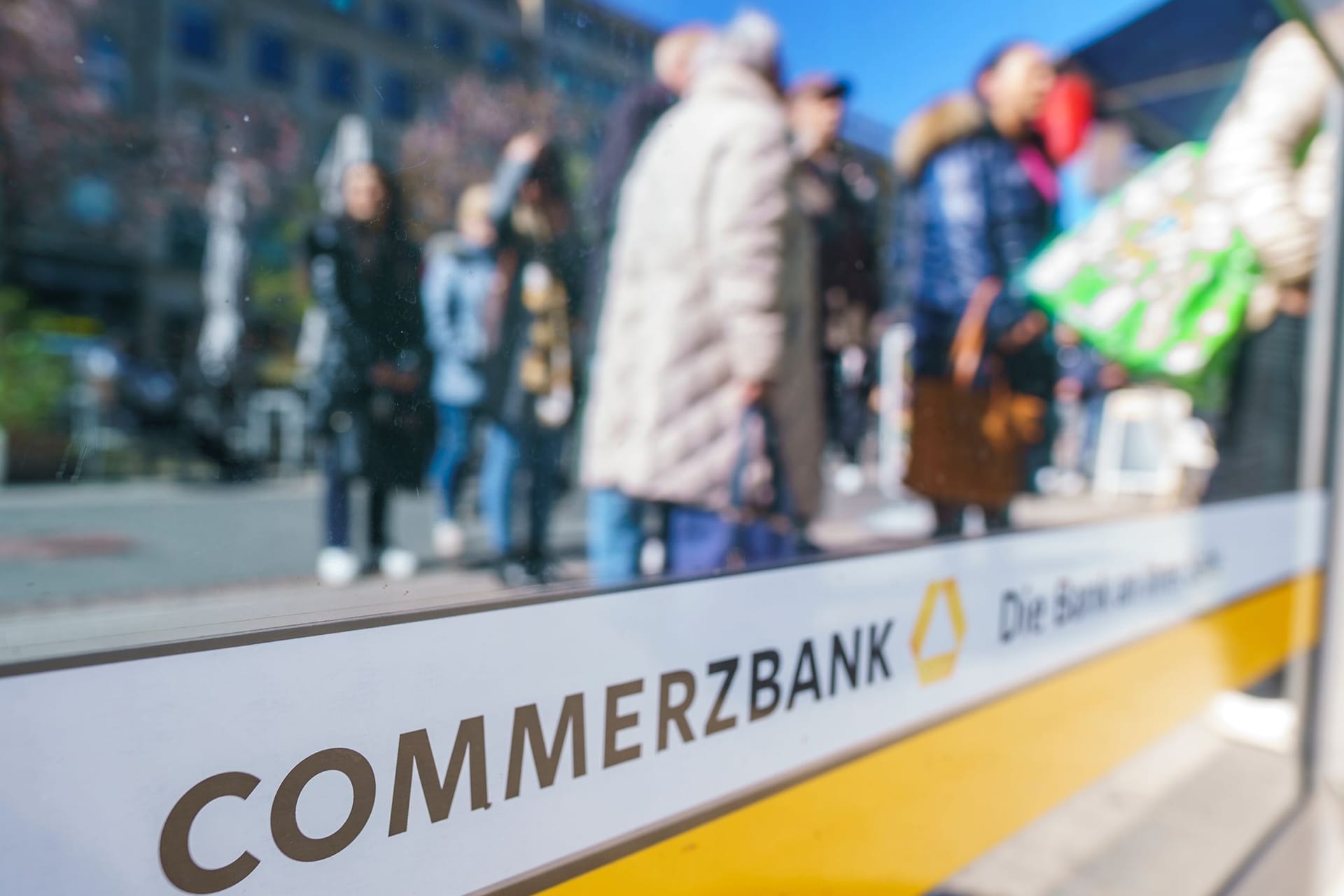 Menschenschlange vor Commerzbank-Filiale