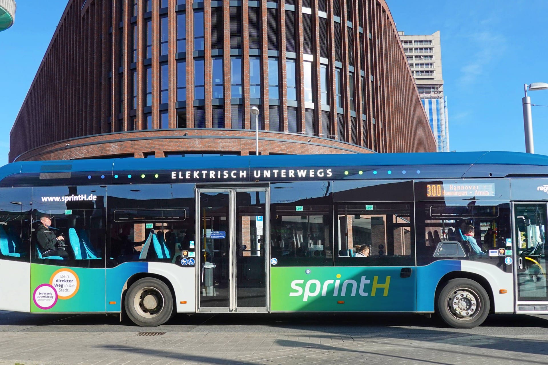 SprintH-Bus in der Nähe des Hauptbahnhofs: Einige Linien müssen im Dezember andere Strecken fahren.