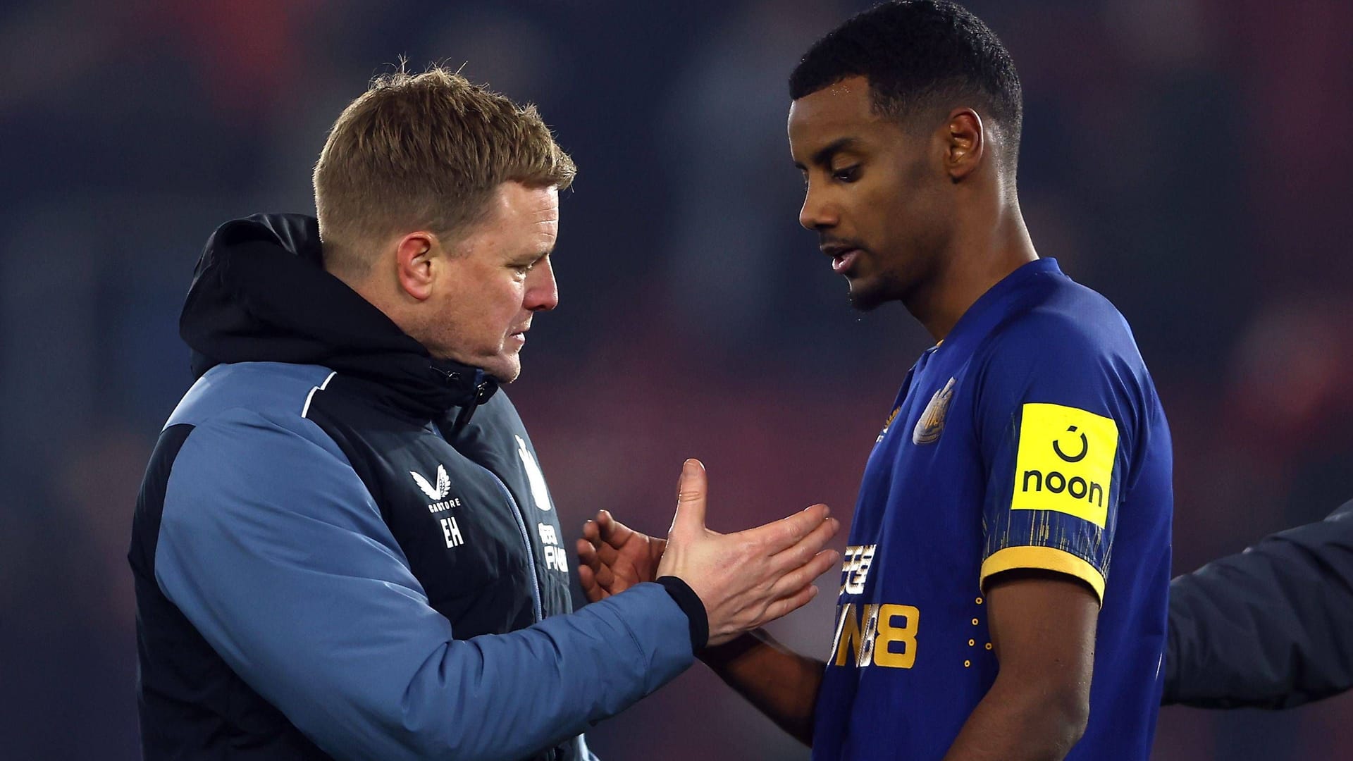 Alexander Isak (r.) mit seinem Trainer Eddie Howe.