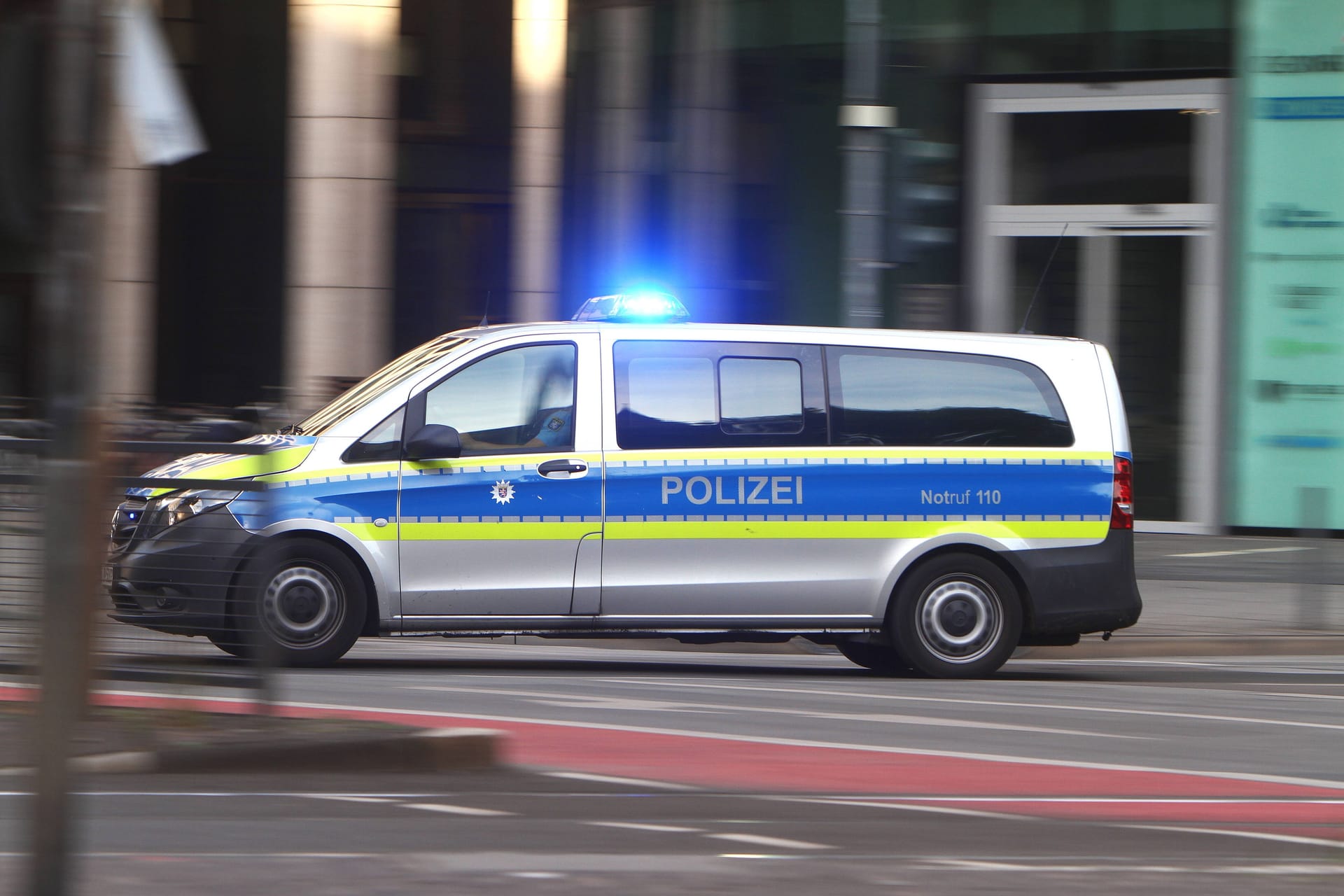 Einsatzwagen der Polizei bei einem Einsatz in der Innenstadt von Frankfurt, Hessen, Deutschland