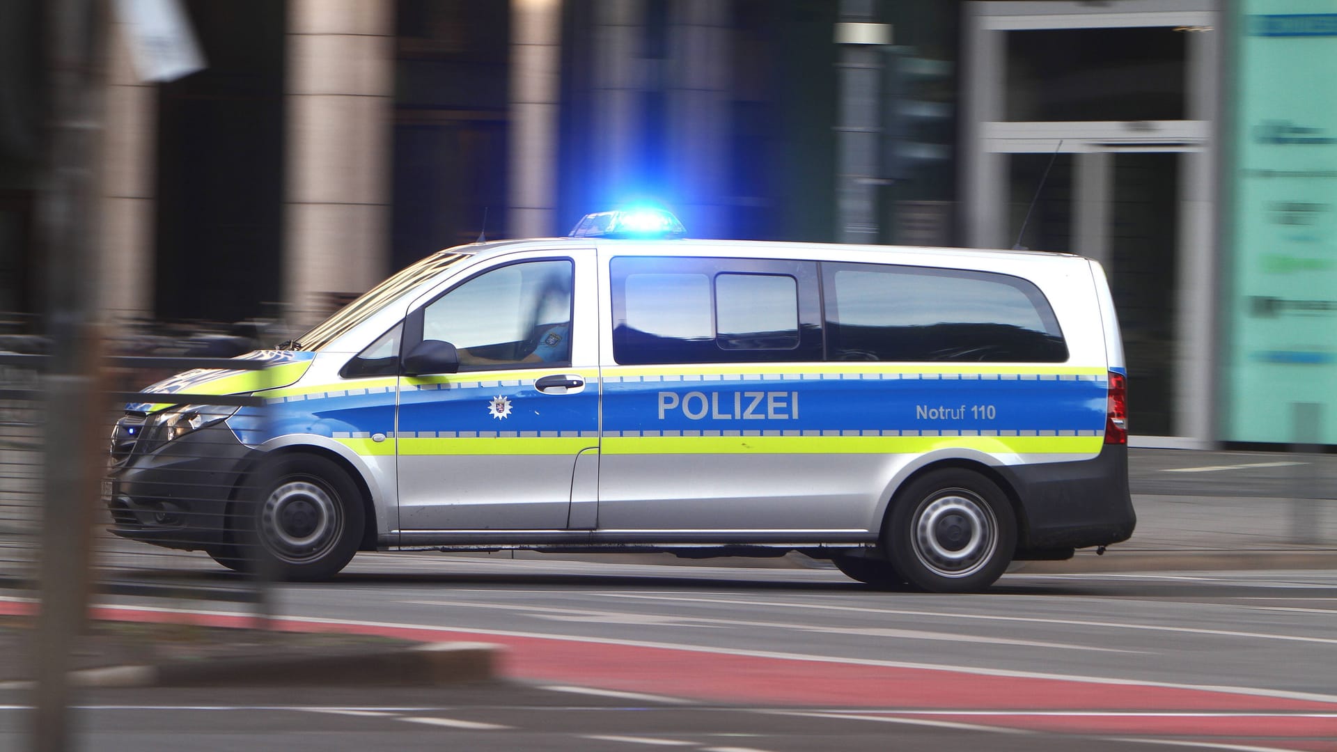 Einsatzwagen der Polizei bei einem Einsatz in der Innenstadt von Frankfurt, Hessen, Deutschland