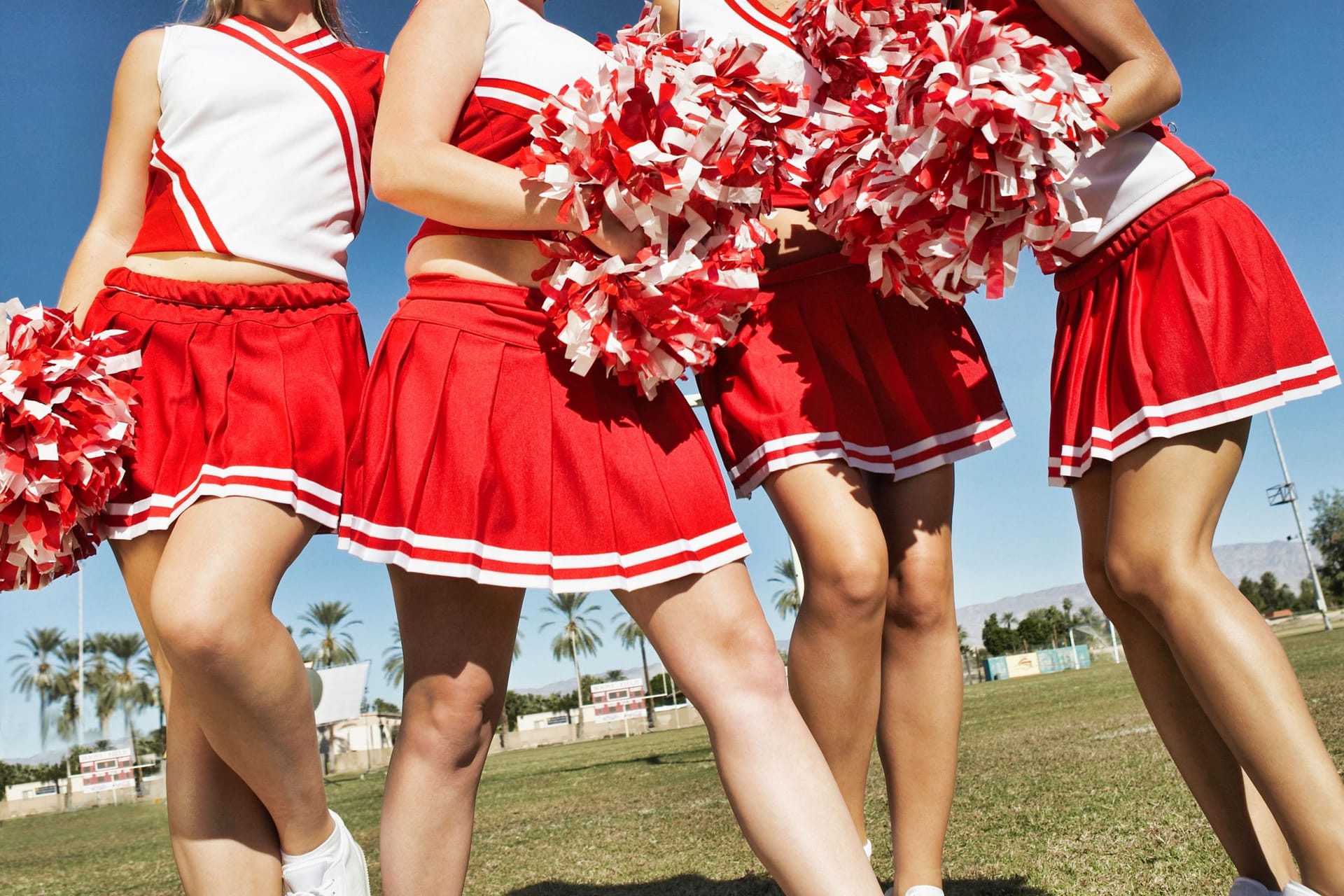 Nahaufnahme von Cheerleadern mit Pom Poms (Symbolbild): Ein Hamburger Trainer soll Mädchen manipuliert und missbraucht haben.