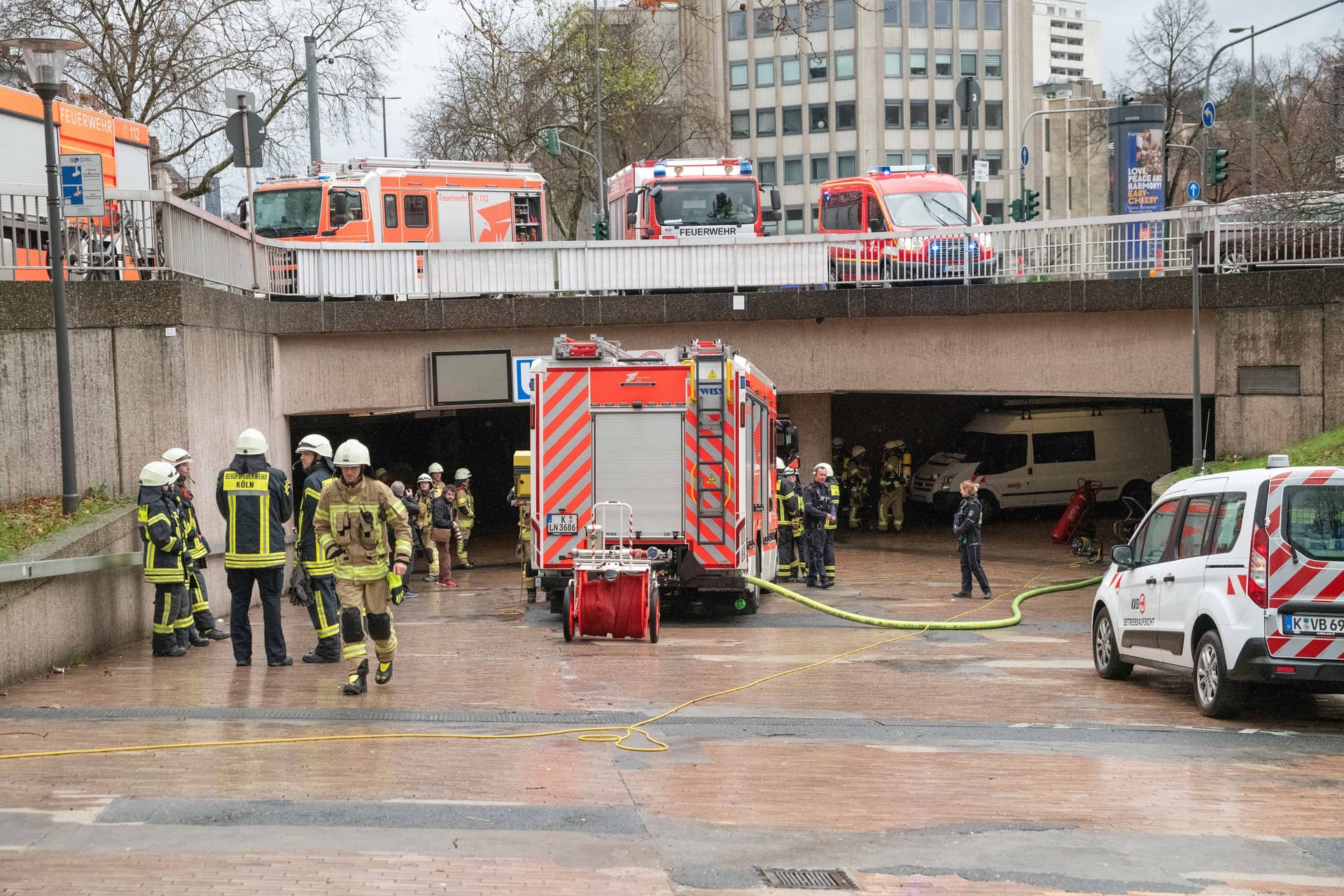 Einsatzkräfte an der U-Bahn-Haltestelle Ebertplatz: Infolge einer Verpuffung geriet ein Trafo in Brand.