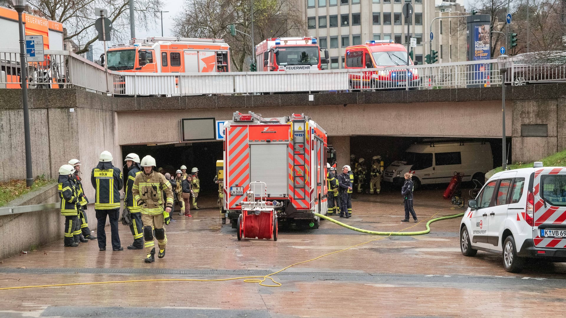 Einsatzkräfte an der U-Bahn-Haltestelle Ebertplatz: Infolge einer Verpuffung geriet ein Trafo in Brand.