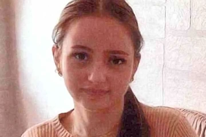 Die Polizei sucht die vermisste 15-Jährige Samira S. aus Bremerhaven. Hinweise bitte an: 0471/953-4444.