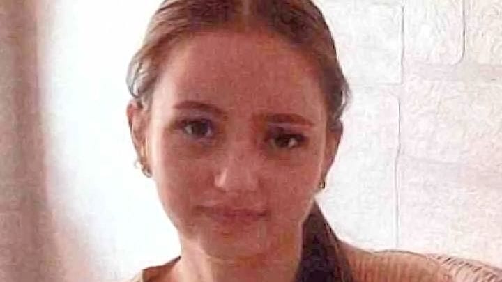 Die Polizei sucht die vermisste 15-Jährige Samira S. aus Bremerhaven. Hinweise bitte an: 0471/953-4444.