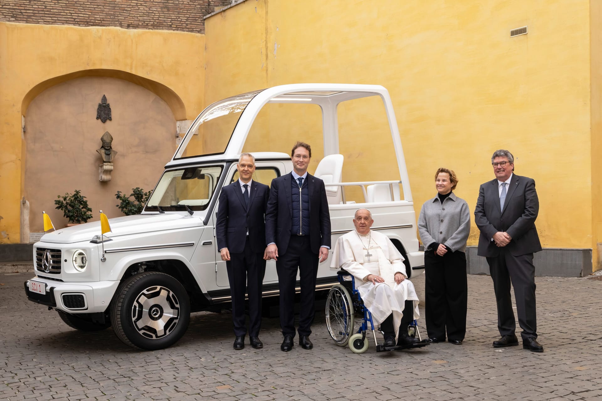 Perlweiß und elektrisch: Mercedes baut das neue Papamobil – ein 587-PS-Geländewagen, maßgeschneidert für Papst Franziskus.