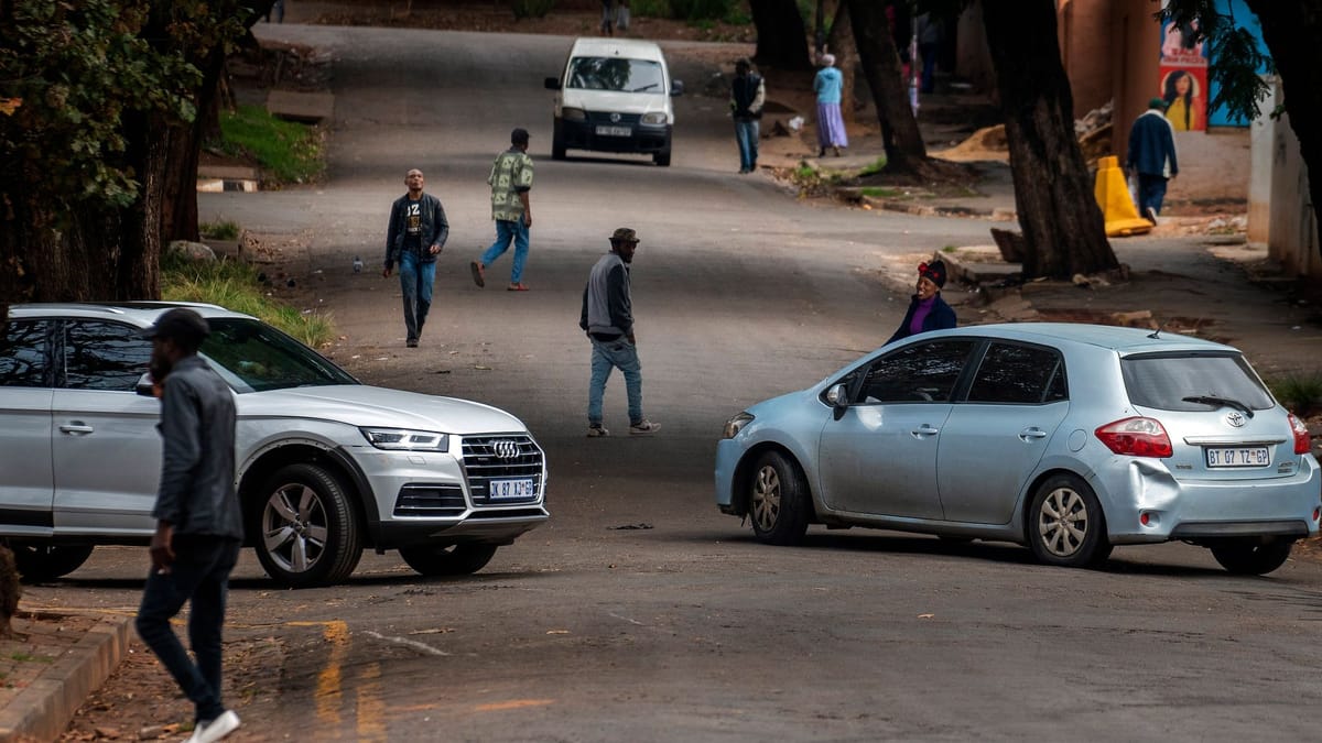Gef-hrlicher-Trend-in-S-dafrika-Menschen-springen-absichtlich-vor-Autos