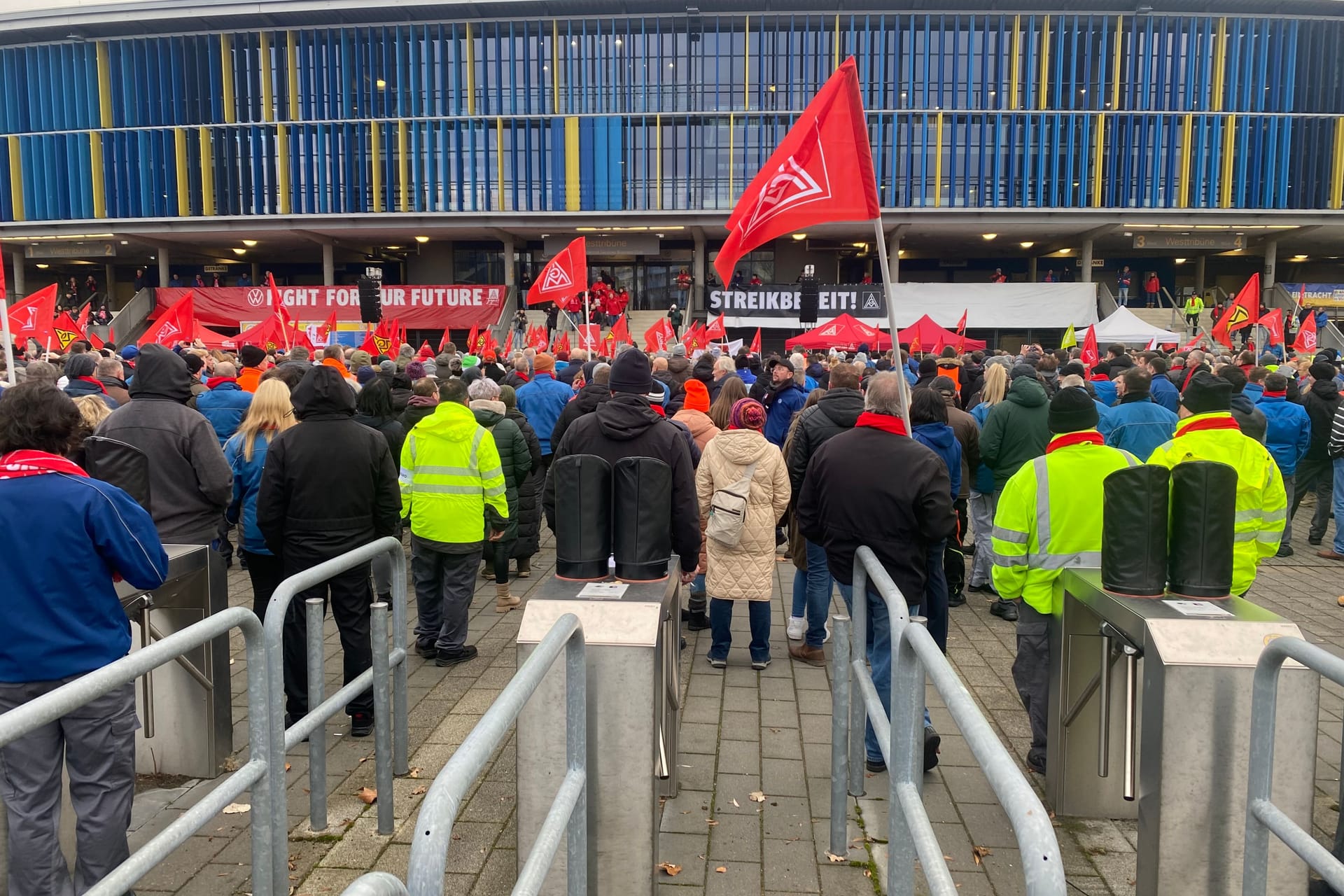 Streik in Braunschweig: Mehr als 4.000 Beschäftigte zogen vor das Eintracht-Stadion.