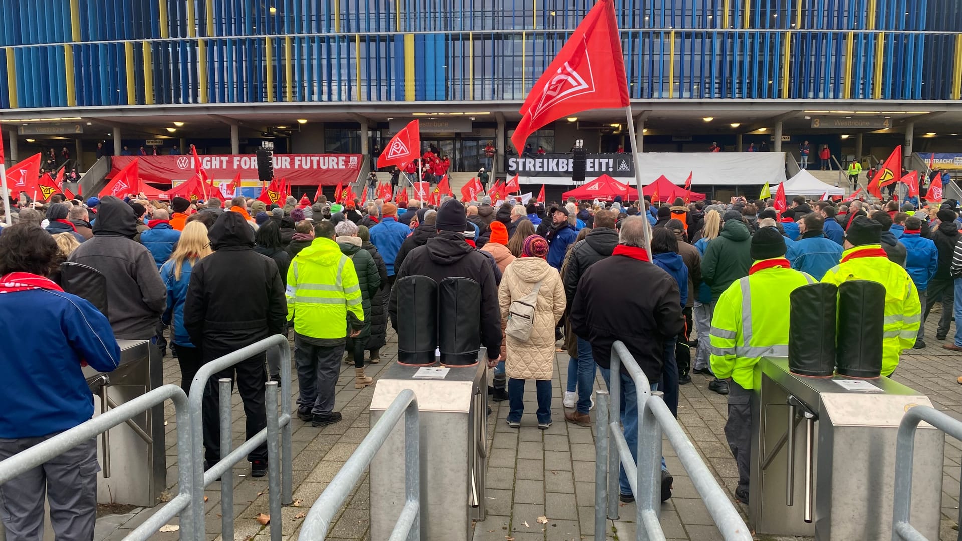 Streik in Braunschweig: Mehr als 4.000 Beschäftigte zogen vor das Eintracht-Stadion.