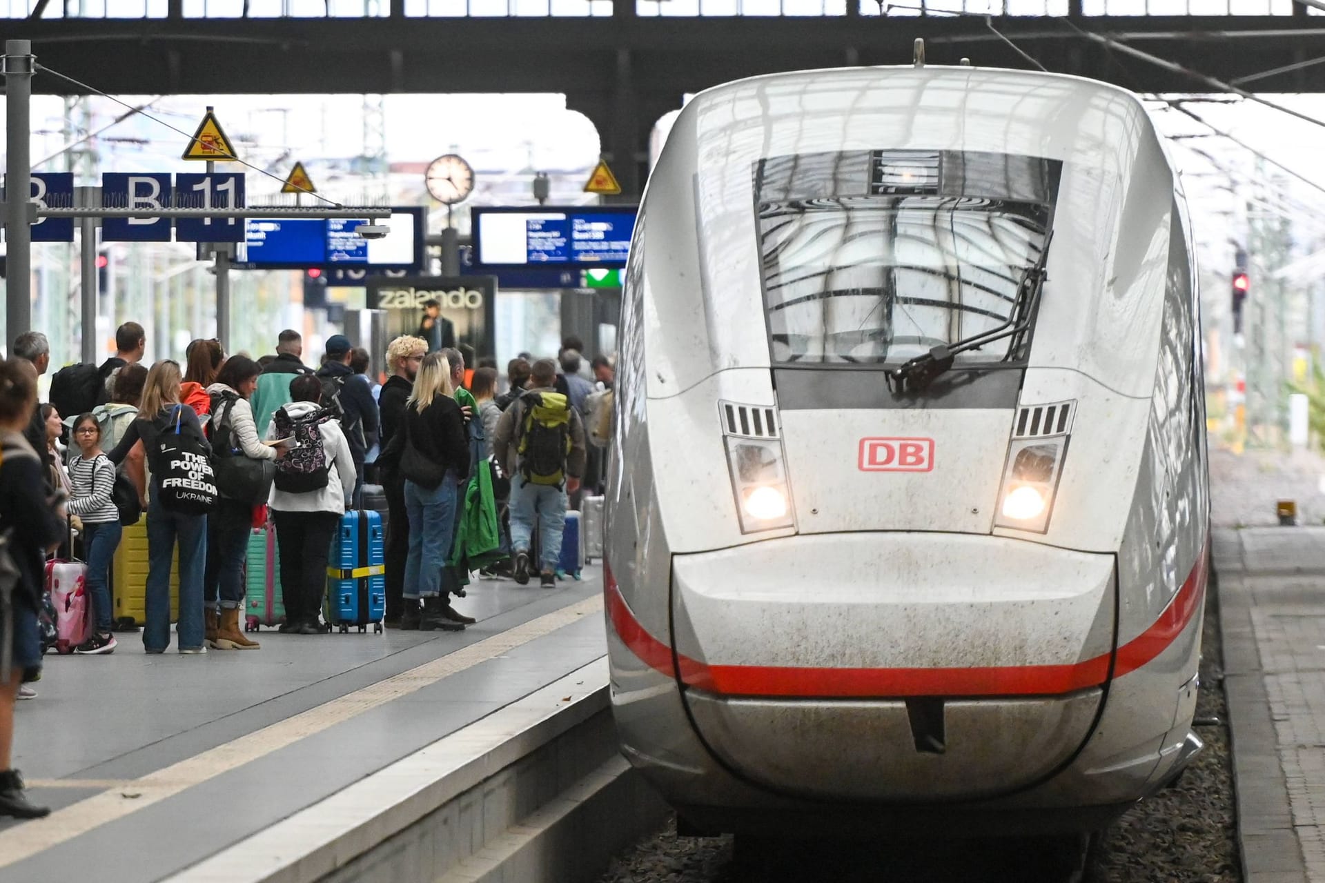 Mehr Verbindungen, höhere Preise: Der neue Fahrplan der Deutschen Bahn bringt für Reisende einige wichtige Veränderungen.